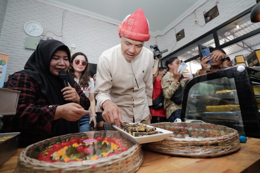 Saat Ganjar Pranowo Ikut Membuat Kue Lapis Khas Palembang Bersama Pelaku UMKM