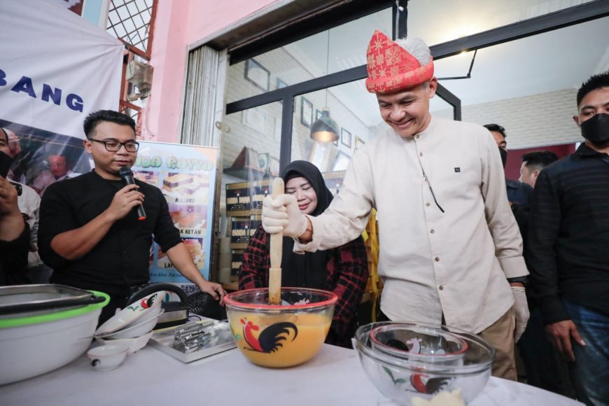 Saat Ganjar Pranowo Ikut Membuat Kue Lapis Khas Palembang Bersama Pelaku UMKM