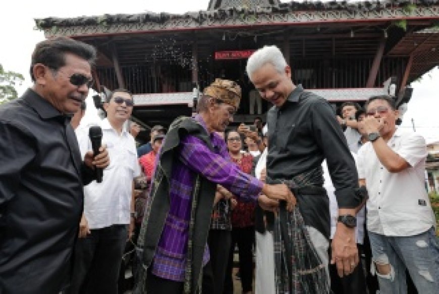 Ganjar Pranowo Diikatkan Kain Ulos sebagai Simbol Kesiapan Bekerja, Warga Simalungun Siap Berjuang Bersama