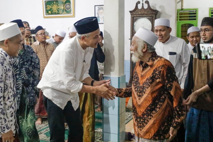 Silaturahmi Dengan Abuya Muhtadi, Ganjar Diberikan Wejangan Selalu Menebar Kebaikan