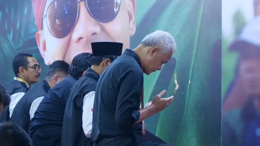 Ganjar dan Mahfud Sholat Magrib Jamaah di Media Center TPN Ganjar-Mahfud Sebelum ke KPU