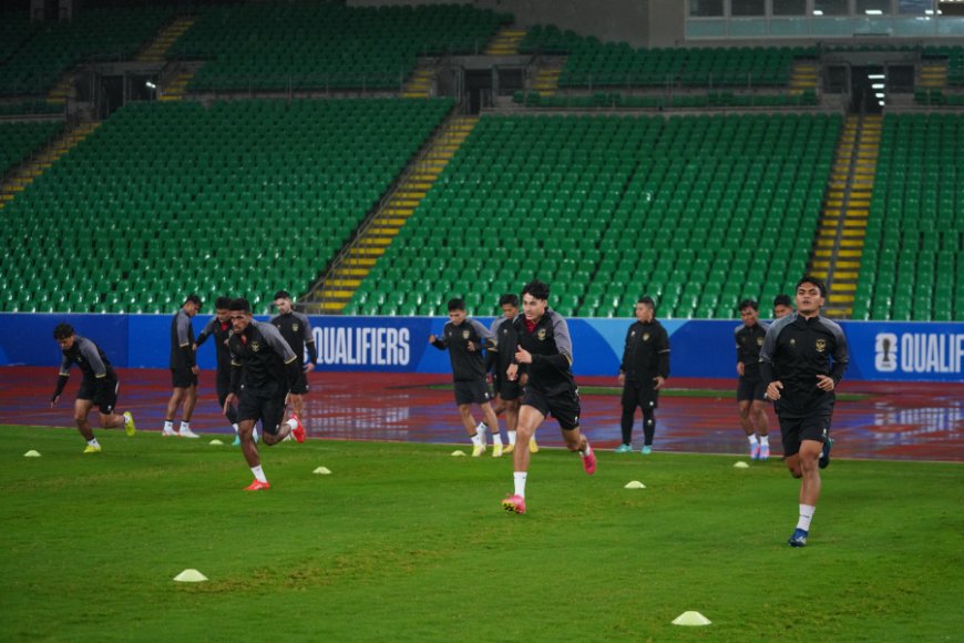 Lawan Irak, Timnas Indonesia Adaptasi Rumput Stadion Basra