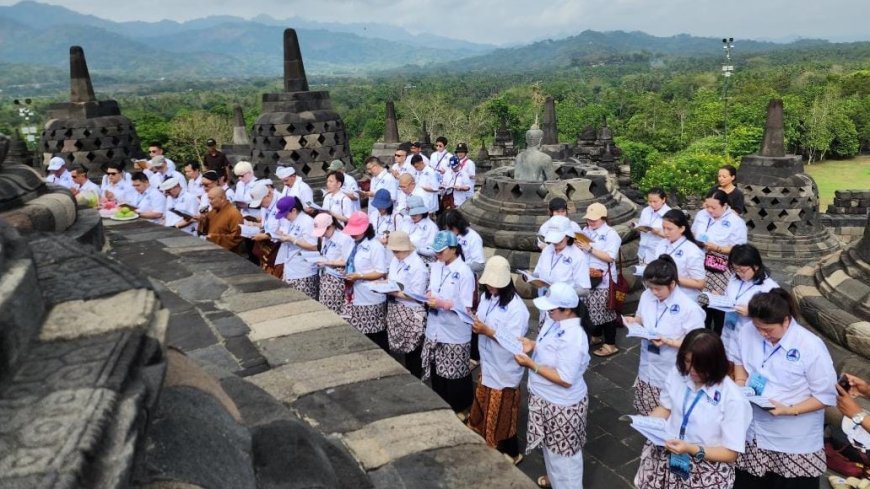 Umat Buddha Gelar Doa Bersama untuk Palestina di Candi Borobudur