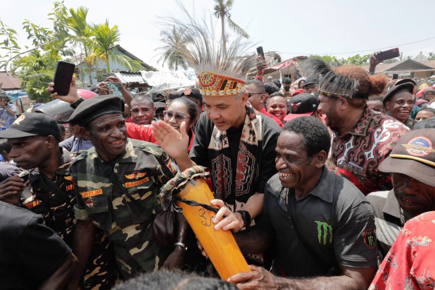 Momen Ganjar Menari Bersama Ribuan Masyarakat di Sorong Papua