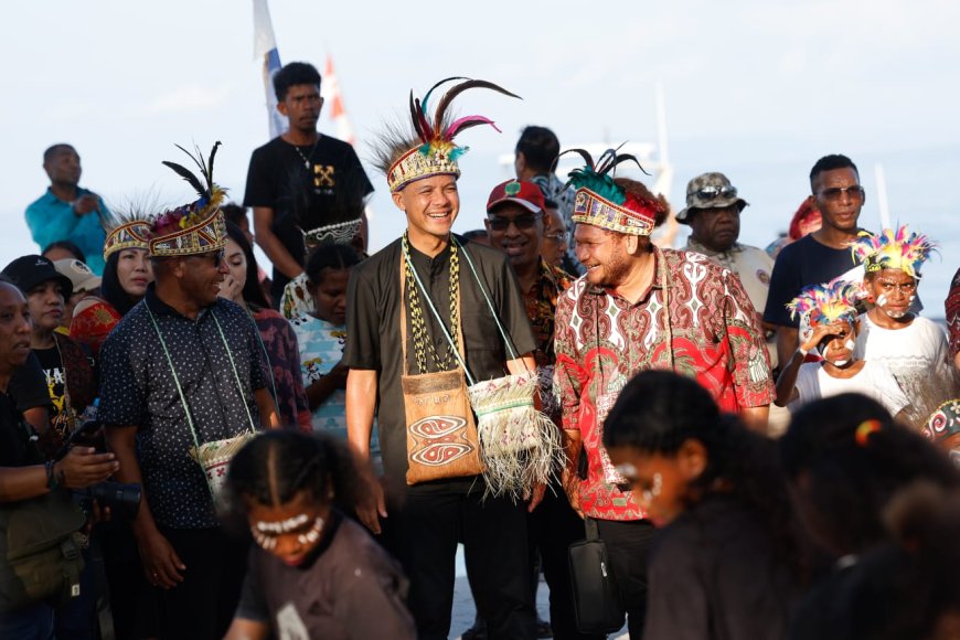 Masyarakat Raja Ampat Sambut Meriah Ganjar: Atraksi Perahu, Tarian Adat hingga Tradisi Barapen