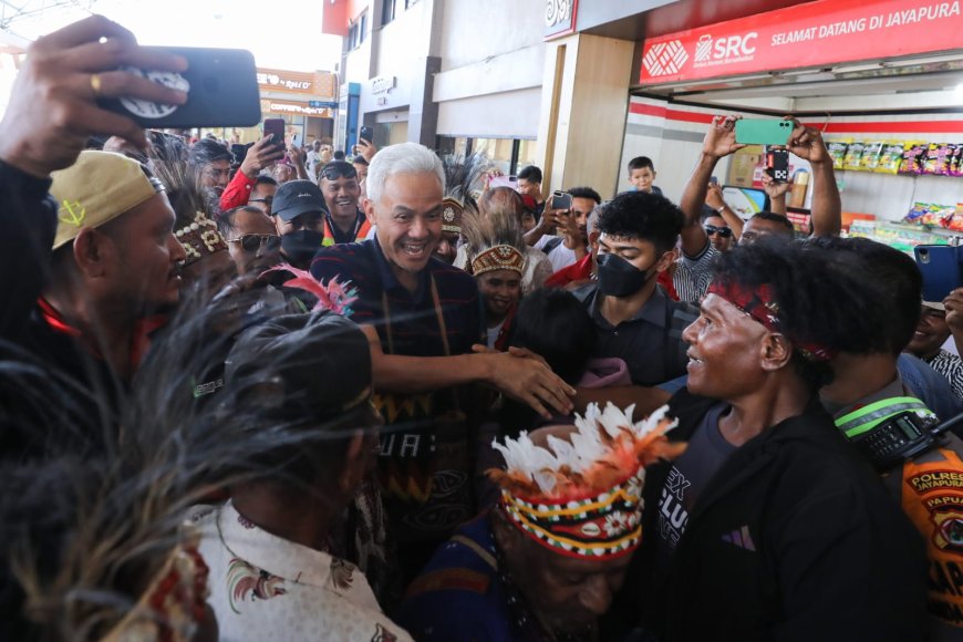 Tiba di Jayapura, Ganjar Disambut Meriah oleh Tokoh Adat hingga Masyarakat Setempat