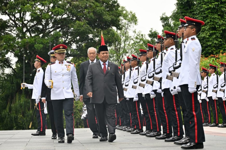 Prabowo Disambut Upacara Militer di Istana Negara Singapura saat Terima Penghargaan Militer Tertinggi