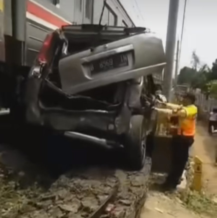 Terobos Perlintasan Mobil Ringsek Disambar KRL di Cengkareng