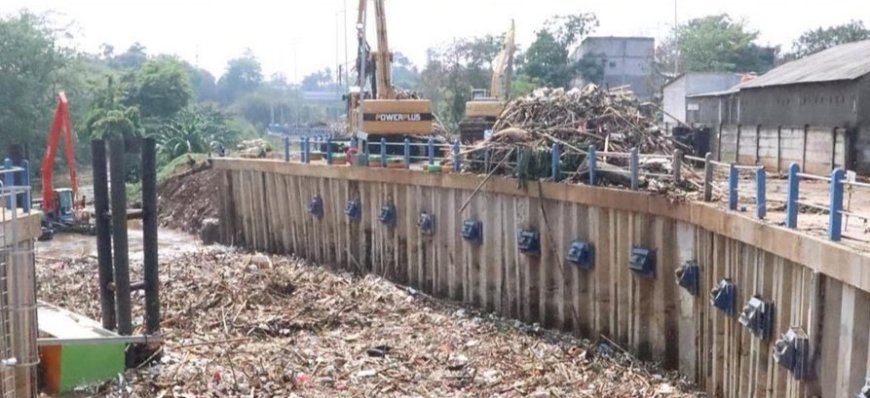 Saringan Sampah Ciliwung Cegat 230 Meter Kubik Sampah