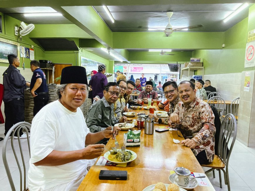 Mahfud Sarapan Bareng WNI di Warung Bintang 9 Malaysia