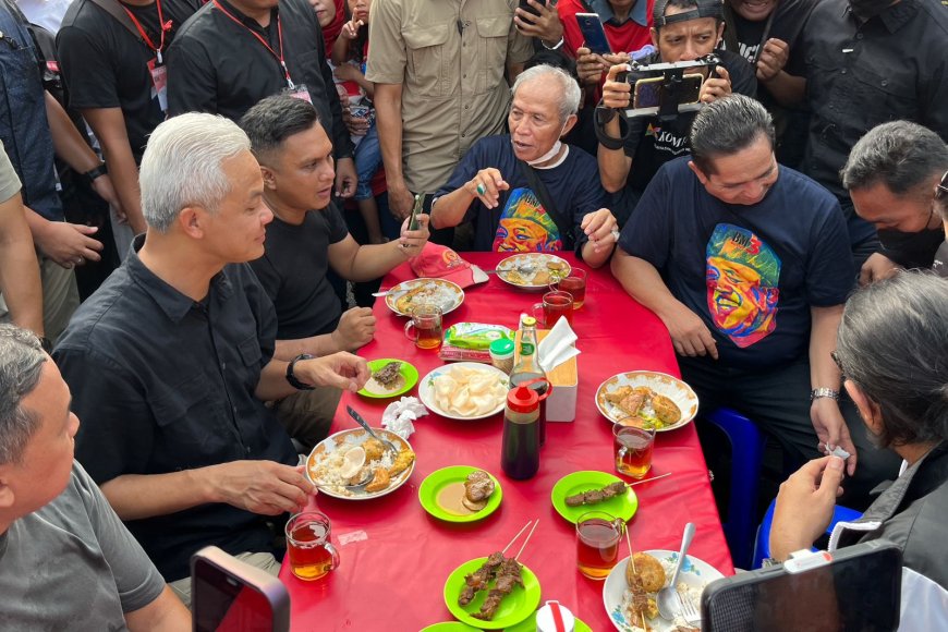 Keliling Bekasi, Ganjar Sarapan Nasi Uduk di Pasar Proyek Lama