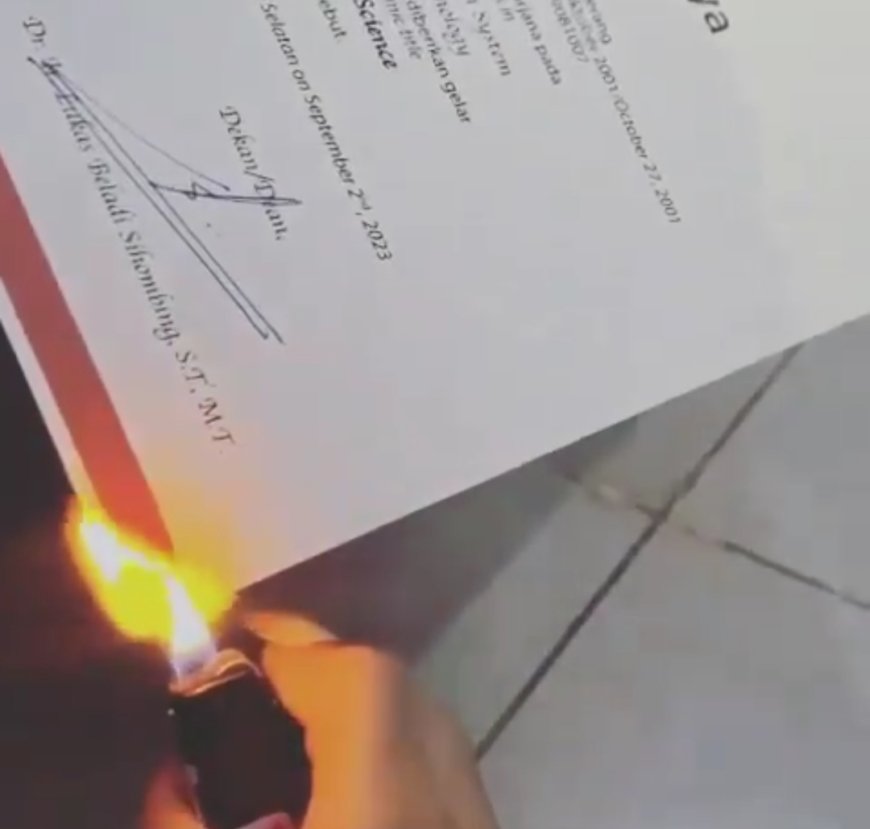 Viral! Diduga Perkara Helm, Wanita Ini Nekat Bakar Ijazah Pacar