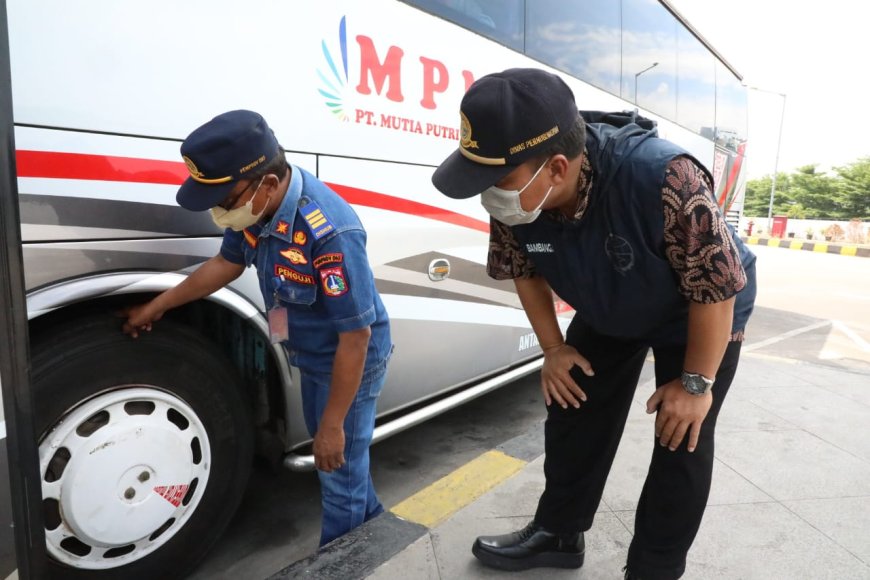 Jelang Nataru Petugas UP PKB Ujung Menteng Ramph Check Armada di Terminal Pulogebang