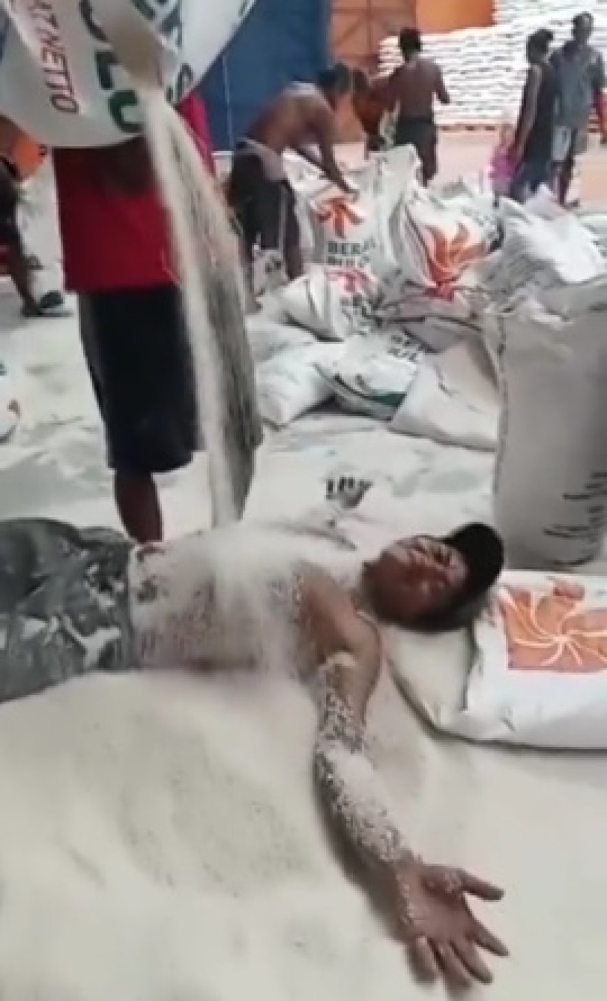 Viral Pria Tanpa Baju 'Mandi' Beras Bulog di Gudang, Perum Bulog Lakukan Penyelidikan