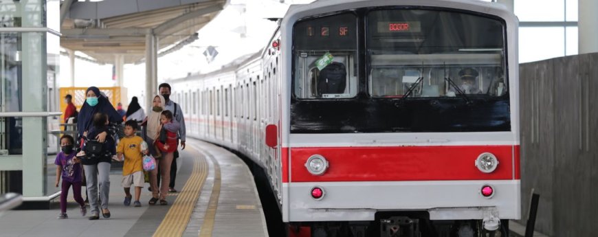 Dipredikasi 900 Ribu Pengguna Pada Malam Pergantian Tahun, KAI Commuter Operasikan Perjalanan Commter Line Tambahan