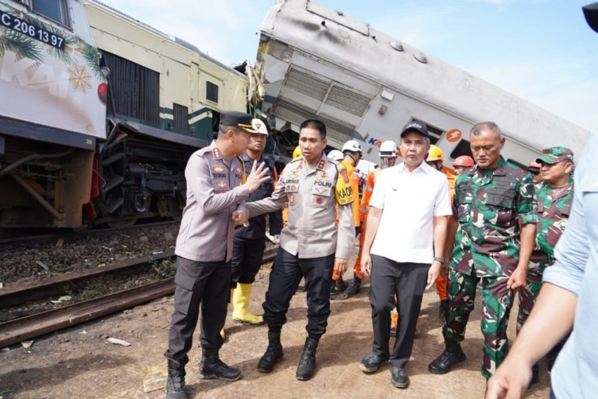 300 Personil Polda Jawa Barat Evakuasi Kereta Api KA 350 Commuter Line dengan KA 66 Turangga