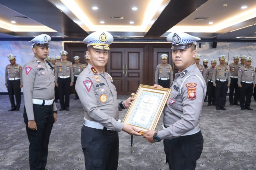 Ganjal Bus Mogok Mundur dengan Motornya, Kakorlantas Polri Berikan Penghargaan ke Bripda Novandro