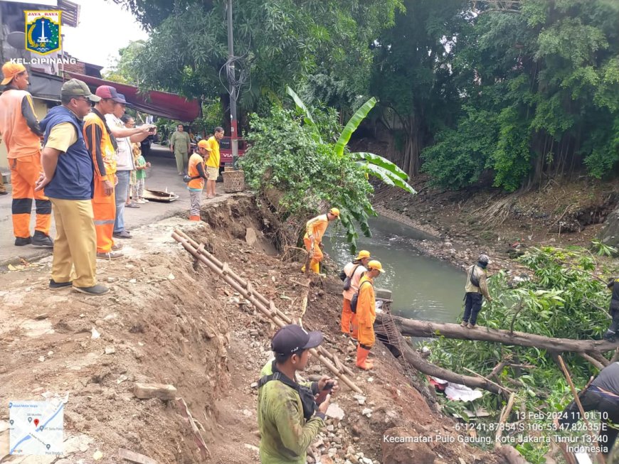 Cegah Longsor Susulan Personel Gabungan Tangani Longsor Kali Sunter di Cipinang