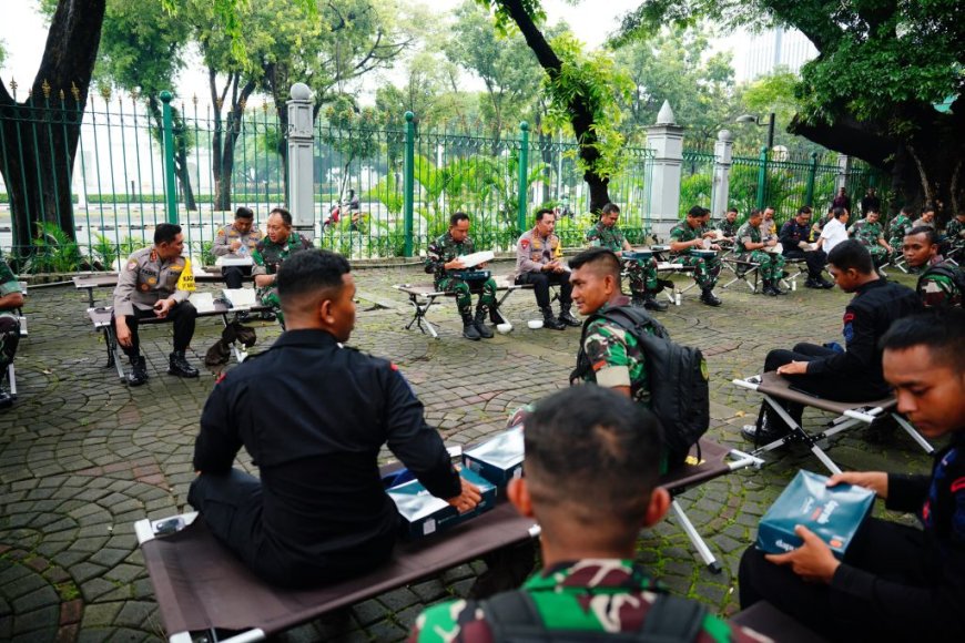 Kapolri dan Panglima TNI Makan Siang Bersama Personel Pengamanan Pemilu 2024