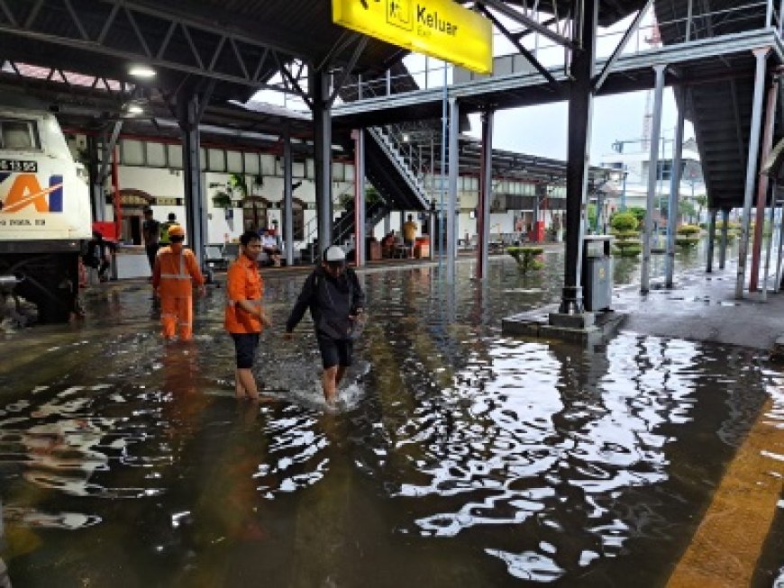 Banjir di Semarang, Akibatkan Perjalanan Kereta Api Jalur Pantura Alami Keterlambatan