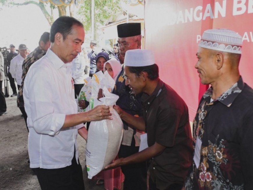 Presiden Jokowi Ungkap Tantangan Pangan Nasional Saat Serahkan Bantuan Pangan di Labuhanbatu