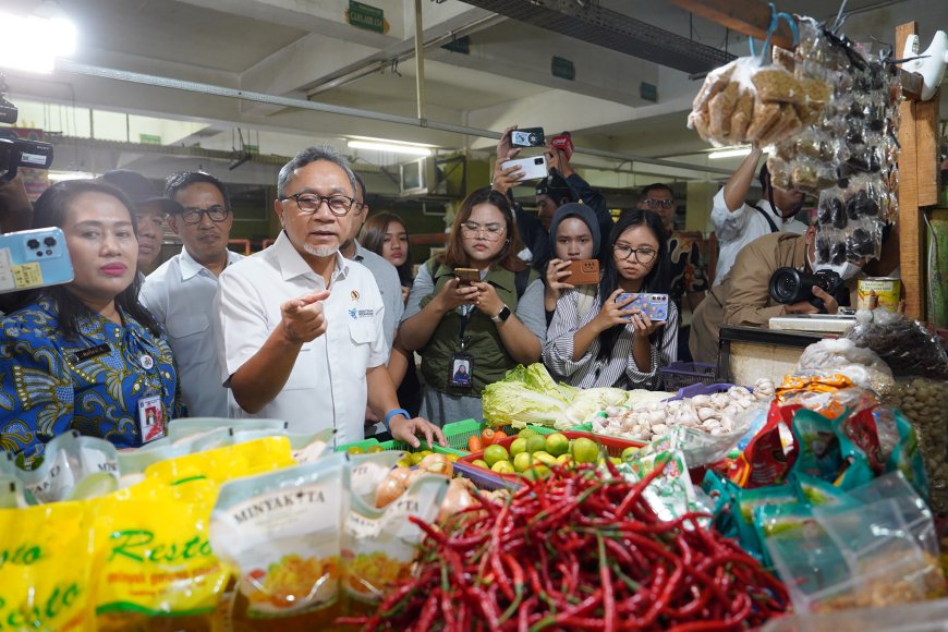 Zulkifli Hasan Blusukan Ke Pasar Kramat Jati Cek Stok Kebutuhan Pokok