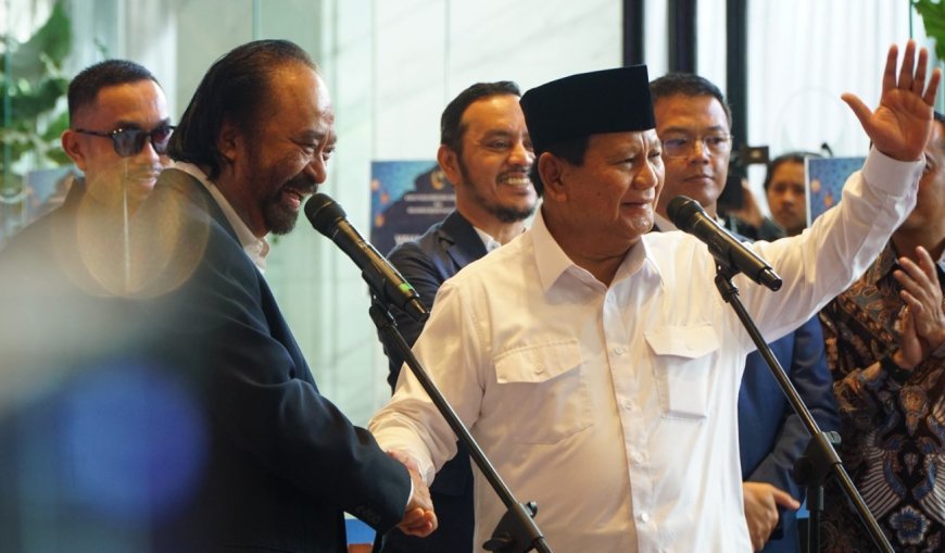 Di Bawah Rintik Hujan, Surya Paloh Sambut Silaturahmi Prabowo ke NasDem Tower