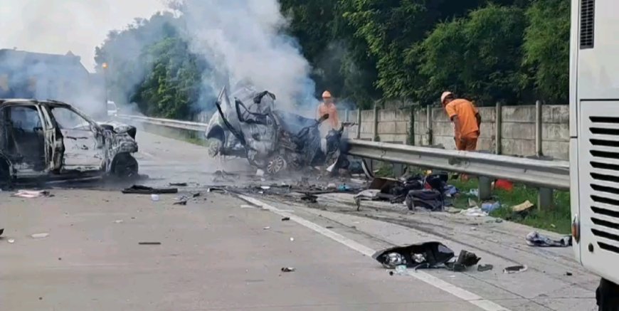 Kecelakaan Maut di Tol Cikampek, Mobil Grand Max Kelebihan Muatan