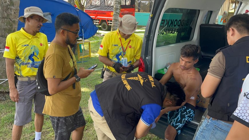 Atlet Surfing Cidera,Tourist Police Beri pertolongan 