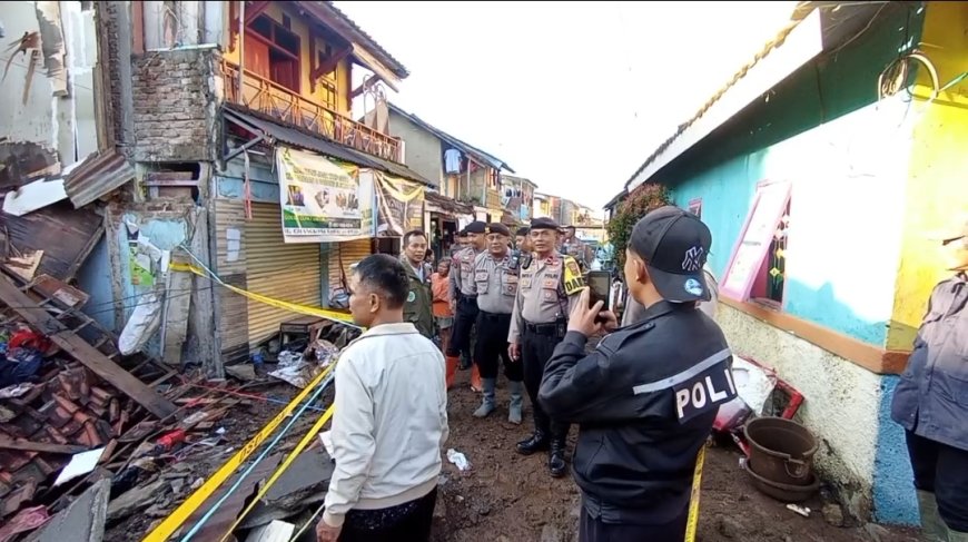 Pipa PDAM Tirtawening Bocor Rusak Rumah Warga