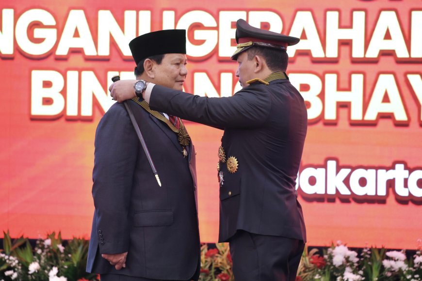 Prabowo Subianto Terima Bintang Penghargaan Bhayangkara Utama