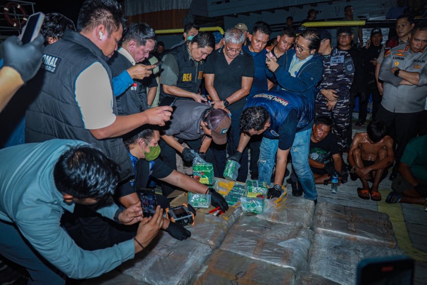Penampakan  67 Kotak Berisi 2 Ton Sabu di Kepri